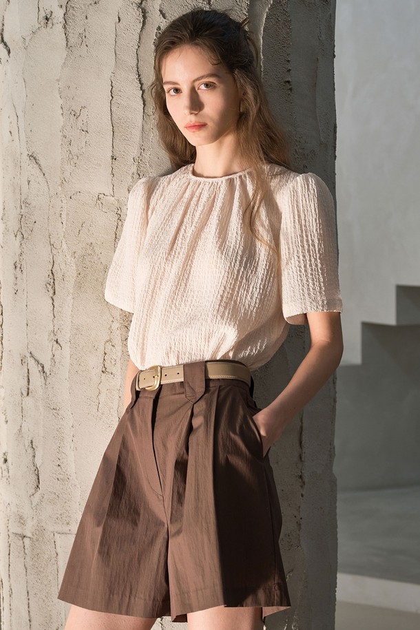 Orr(오르) 블라우스 _ 베이지는 여성스러운 무드를 연출하는 블라우스입니다. 부드러운 촉감의 폴리에스테르와 스판덱스 혼방 소재로 제작되어 편안한 착용감을 선사합니다. 라운드넥에 반소매 기장, 텍스처드 패턴으로 디자인되었으며, 얇은 두께감으로 봄, 여름에 시원하게 입을 수 있습니다. 앞면의 여성스러운 네크라인 디테일과 숄더 디자인이 특징이며, 뒷목 히든 후크 여밈으로 깔끔하게 마무리되었습니다. 레귤러핏으로 데이트룩, 오피스룩 등 다양한 TPO에 클래식하고 미니멀한 스타일을 연출할 수 있습니다.
