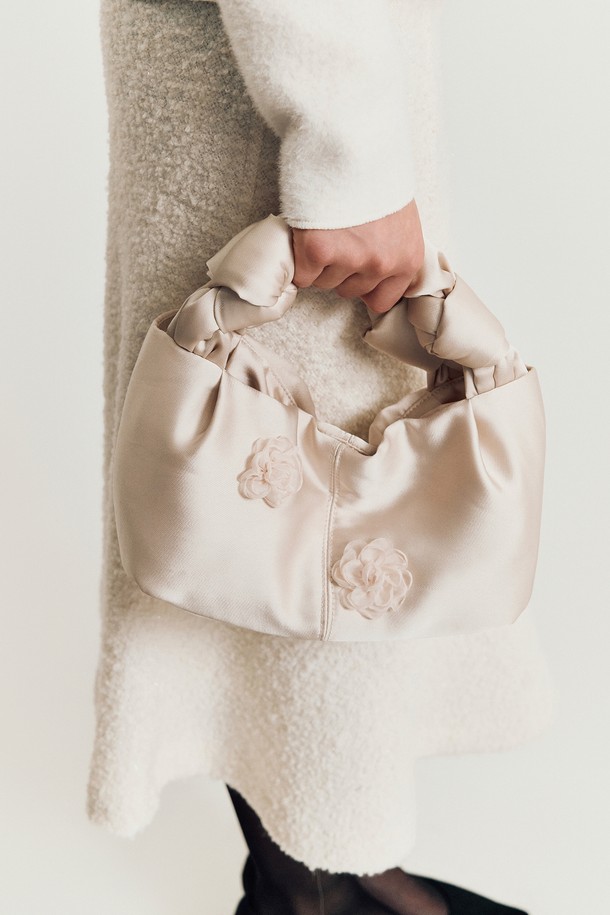 몰 로즈 백 (베이지)는 여성스러운 플라워 패턴과 심플한 디자인이 돋보이는 미니백입니다. 베이지와 블랙 두 가지 색상으로 출시되어 데이트룩, 쇼핑룩 등 다양한 스타일에 매치하기 좋습니다. 폴리 소재로 제작되었으며, 슬러치 스타일과 숨겨진 마그네틱 잠금장치로 편안함과 실용성을 더했습니다. 미니멀, 걸리시, 클래식 스타일을 즐겨 입는 분들께 추천하며, 일상에서 가볍게 들고 다니기 좋은 아이템입니다. 깔끔하고 세련된 디자인으로 어떤 옷차림에도 잘 어울립니다.
