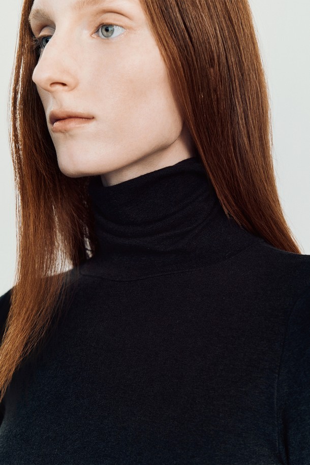 레나 울 터틀넥 티셔츠 _ 블랙은 가을, 겨울 시즌에 어울리는 여성용 터틀넥 티셔츠입니다. 부드러운 촉감의 울, 텐셀, 스판덱스 혼방 소재로 제작되어 보온성이 뛰어나고, 레귤러핏으로 편안하게 착용할 수 있습니다. 미니멀하고 베이직한 디자인에 블랙 컬러가 더해져 어떤 스타일에도 쉽게 매치 가능하며, 긴 소매 기장과 두꺼운 두께감으로 레이어드 스타일링에도 활용하기 좋습니다. 일상, 오피스룩, 모임룩 등 다양한 TPO에 클래식, 미니멀, 시크한 무드로 연출해보세요.
