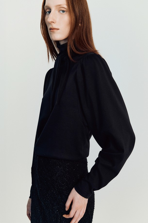 Linge(린지) 타이 티셔츠 _ 블랙은 우아하고 세련된 스타일을 연출하는 여성용 타이 티셔츠입니다. 부드러운 면과 텐셀 혼방 소재로 제작되어 편안한 착용감을 선사하며, 사계절 내내 활용 가능합니다. 하이넥 또는 리본 타이 디자인과 슬림핏 실루엣으로 여성스러움을 강조하며, 퍼프 숄더 디테일이 우아한 무드를 더합니다. 은은하게 빛나는 블랙 컬러에 슬림한 핏으로 어떤 하의와도 잘 어울리며, 데이트룩, 오피스룩, 모임룩 등 다양한 TPO에 활용할 수 있습니다. 필링 방지 원단으로 제작되어 오래도록 깔끔하게 착용 가능하며, 클래식, 미니멀, 로맨틱 스타일을 즐기는 분들께 추천합니다.
