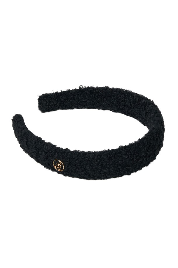 미첼 헤어밴드는 울과 폴리에스테르 혼방의 고급스러운 트위드 소재로 제작되어 사계절 내내 착용하기 좋습니다. 아이보리, 브라운, 블랙 세 가지 색상으로 출시되어 어떤 스타일에도 매치하기 용이하며, 여성스러운 데이트룩, 카페룩, 모임룩에 포인트를 더해줍니다. 헤어스타일에 다양한 변주를 더할 수 있으며, 골드 심볼과 스프링 클립 디자인이 섬세한 미적 감각을 더합니다. 미끄럼 방지 기능으로 편안한 착용감을 제공하며, 클래식, 미니멀, 걸리시 스타일을 즐겨 입는 여성분들께 추천합니다.
