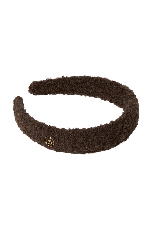 미첼 헤어밴드는 울과 폴리에스테르 혼방의 트위드 소재로 제작되어 고급스러운 분위기를 연출합니다. 아이보리, 브라운, 블랙 세 가지 색상으로 출시되어 어떤 스타일에도 잘 어울립니다. 골드 심볼 장식과 스프링 클립이 디자인 포인트이며, 미끄럼 방지 기능이 있어 편안하게 착용할 수 있습니다. 데이트룩, 카페룩 등 다양한 TPO에 활용 가능하며, 클래식, 미니멀, 걸리시 스타일을 모두 소화합니다. 사이드 헤어, 하프업 스타일 연출에 용이하여 사계절 내내 활용할 수 있는 헤어 액세서리입니다.
