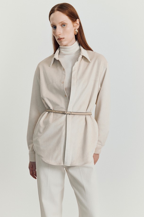 조이 리버서블 벨트는 여성의 미니멀하고 클래식한 스타일을 완성하는 데일리 벨트입니다. 부드러운 합성가죽 소재로 제작되었으며, 얇은 두께와 엠보싱 패턴이 특징입니다. 화이트, 베이지, 브라운 세 가지 색상으로 출시되어 다양한 스타일에 매치하기 용이합니다. 양면 사용이 가능하며, 골드 톤 미니 브릿지 버클이 허리 라인에 포인트를 더합니다. 데이트룩, 오피스룩, 모임룩 등 TPO에 맞춰 활용해 보세요.
