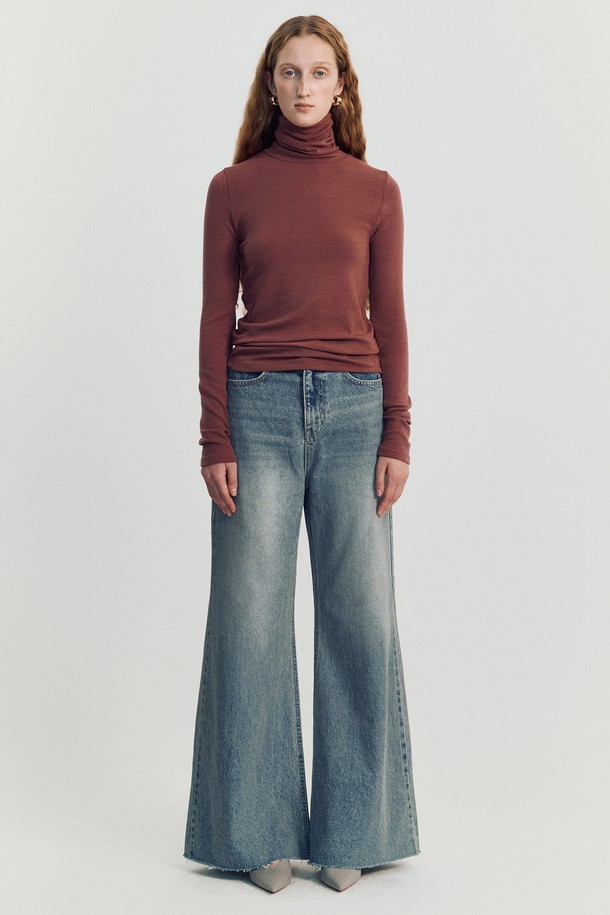 바스코 데님 팬츠 _ 블루는 미니멀하고 클래식한 스타일을 선호하는 여성 고객을 위한 데님 팬츠입니다. 짙은 다크 블루 컬러의 무지 디자인으로, 가을과 겨울에 두께감 있는 소재로 따뜻하게 착용할 수 있습니다. 와이드 부츠컷 실루엣과 백 슬릿 디테일이 특징이며, 루즈핏으로 편안한 착용감을 선사합니다. 일상복으로 활용하기 좋은, 뻣뻣한 촉감의 데님과 면 혼방 소재로 제작되었습니다.
