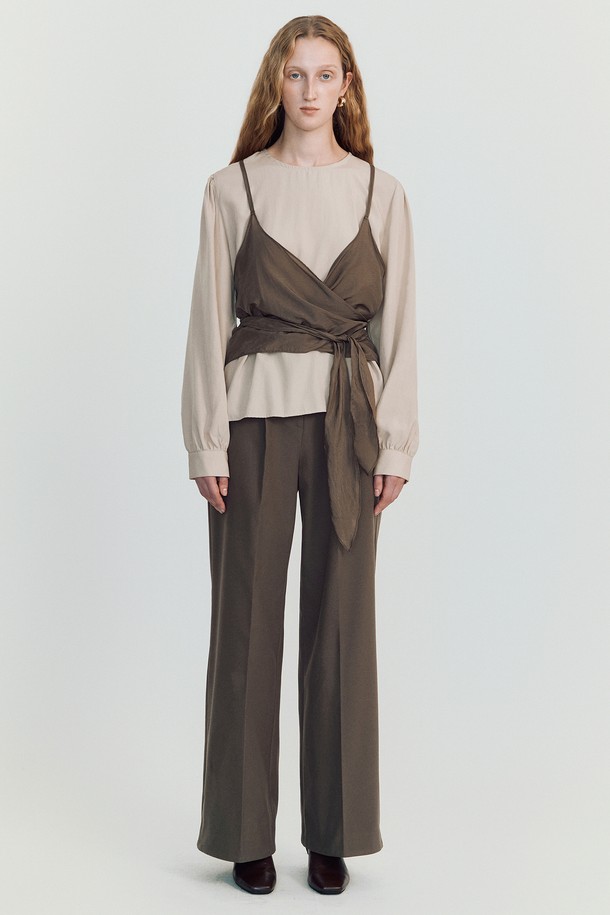 핏 울 슬랙스 _ 브라운은 클래식하면서도 미니멀한 무드를 연출하는 여성용 슬랙스입니다. 부드러운 촉감의 두꺼운 폴리에스테르 소재로 제작되어 겨울철에도 따뜻하게 착용할 수 있습니다. 하이웨스트 디자인과 앞면 플리츠 디테일이 다리 라인을 더욱 길어 보이게 하며, 루즈핏 와이드 레그로 편안한 착용감을 선사합니다. 뒷면 히든 밴딩과 장식용 버클 디테일로 실용성과 스타일을 모두 잡았습니다. 오피스룩, 겨울 데일리룩, 모임룩 등 다양한 TPO에 활용할 수 있는 머스트 해브 아이템입니다.
