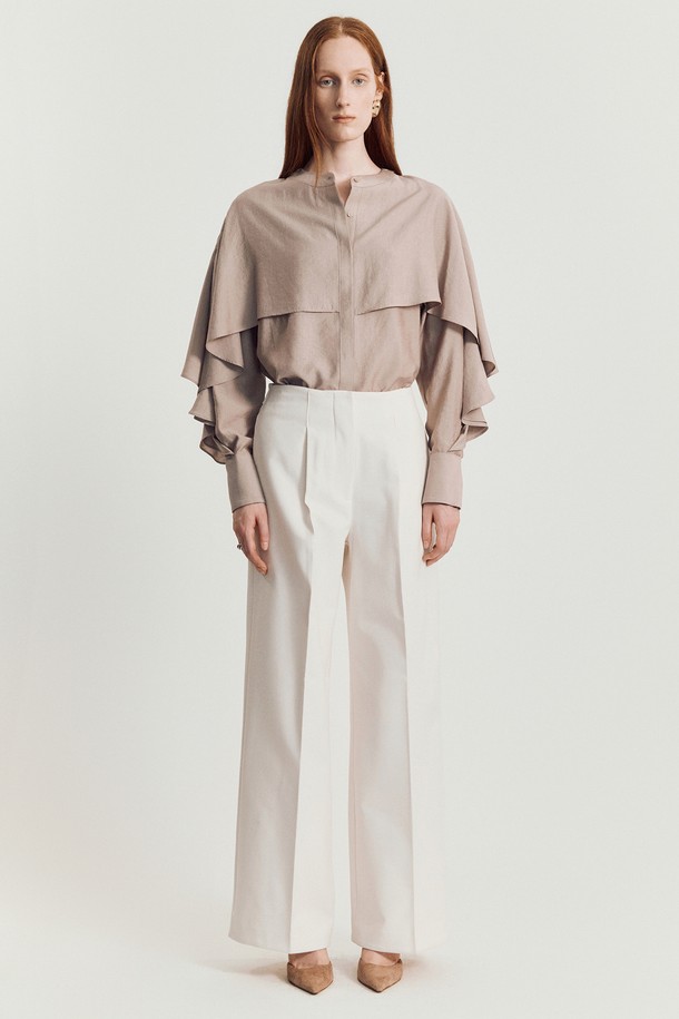 피트 울 슬랙스 (아이보리)는 여성용 슬랙스로, 겨울철 따뜻하게 착용할 수 있는 두꺼운 두께감의 와이드핏 긴바지입니다. 부드러운 촉감의 폴리에스테르 소재에 기모 안감을 더해 포근함을 선사하며, 하이웨스트 디자인과 앞주름 디테일이 다리 라인을 보정해 줍니다. 뒷밴딩과 버클 장식으로 편안함과 스타일을 동시에 잡았으며, 클래식, 미니멀, 시크한 스타일을 연출하기에 좋습니다. 겨울 데일리룩, 오피스룩, 모임룩 등 다양한 TPO에 활용할 수 있는 활용도 높은 아이템입니다.
