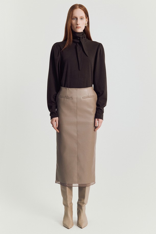 노르비 레더 스커트 _ 베이지는 여성용 레더 스커트로, 가을과 겨울에 착용하기 좋습니다. 부드러운 촉감의 프리미엄 합성 레더 소재로 제작되었으며, H라인의 슬림핏 디자인이 특징입니다. 미니멀하고 엘레강스한 스타일을 연출하며, 앞면 센터 심라인과 레이어드 디테일, 실버 백지퍼가 세련된 포인트를 더합니다. 오피스룩, 데이트룩, 모임룩 등 다양한 TPO에 활용할 수 있으며, 미니멀, 클래식, 시크 스타일을 즐겨 입는 분들께 추천합니다. 무지 디자인에 중간 두께감으로, 세로 라인을 강조하여 더욱 슬림해 보이는 효과를 줍니다.
