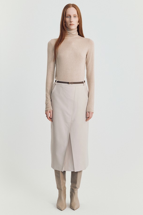 Joyren H 울 스커트 베이지는 가을, 겨울 시즌에 어울리는 여성 H라인 스커트입니다. 미니멀하고 베이직한 스타일로, 출근룩, 겨울 데일리룩, 오피스룩 등 다양한 TPO에 활용할 수 있습니다. 부드러운 촉감의 폴리에스테르 소재로 제작되었으며, 두꺼운 두께감과 기모 안감으로 따뜻하게 착용 가능합니다. 언밸런스 치마 타입에 비대칭 프론트 센터 컷과 슬릿 디테일을 더해 시크한 매력을 더했으며, 레귤러핏으로 편안하게 즐길 수 있습니다. 차분한 베이지와 차콜 두 가지 컬러로 출시되었습니다.
