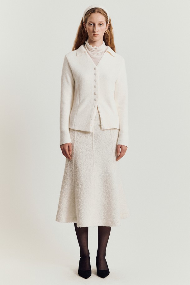 Soline 트위드 스커트 _ 아이보리

겨울 시즌, 여성스러운 스타일을 완성해 줄 Soline(솔린) 아이보리 트위드 스커트입니다. 울과 폴리에스테르 혼방 소재로 제작되어 부드러운 촉감과 함께 정전기 방지 및 미끄럼 방지 기능을 갖췄습니다. 플레어 A라인 핏에 무릎 아래 기장으로, 클래식하고 엘레강스한 무드를 연출합니다. 허리 안쪽 미끄럼 방지 테이프와 안감이 있어 편안하게 착용 가능하며, 오피스룩, 모임룩, 연말 모임룩 등 다양한 TPO에 활용할 수 있습니다.

