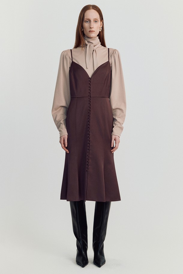 Nola 슬립 드레스 _ 브라운은 우아하고 세련된 분위기를 연출하는 여성 슬립 원피스입니다. 브라운, 카키 브라운 컬러로 출시되었으며, 가을, 겨울 시즌에 어울리는 머메이드라인의 슬림핏 디자인입니다. 레이온과 폴리에스테르 혼방 소재로 제작되어 부드러운 촉감을 선사하며, V넥 민소매 디자인으로 여성스러운 실루엣을 강조합니다. 조절 가능한 스트랩, 사이드 지퍼, 셀프 패브릭 커버드 버튼, 안감 디테일로 편안함과 고급스러움을 더했으며, 데이트룩, 모임룩, 연말 모임룩 등 다양한 TPO에 활용 가능합니다. 클래식, 미니멀, 로맨틱 스타일을 즐기는 분들께 추천합니다.
