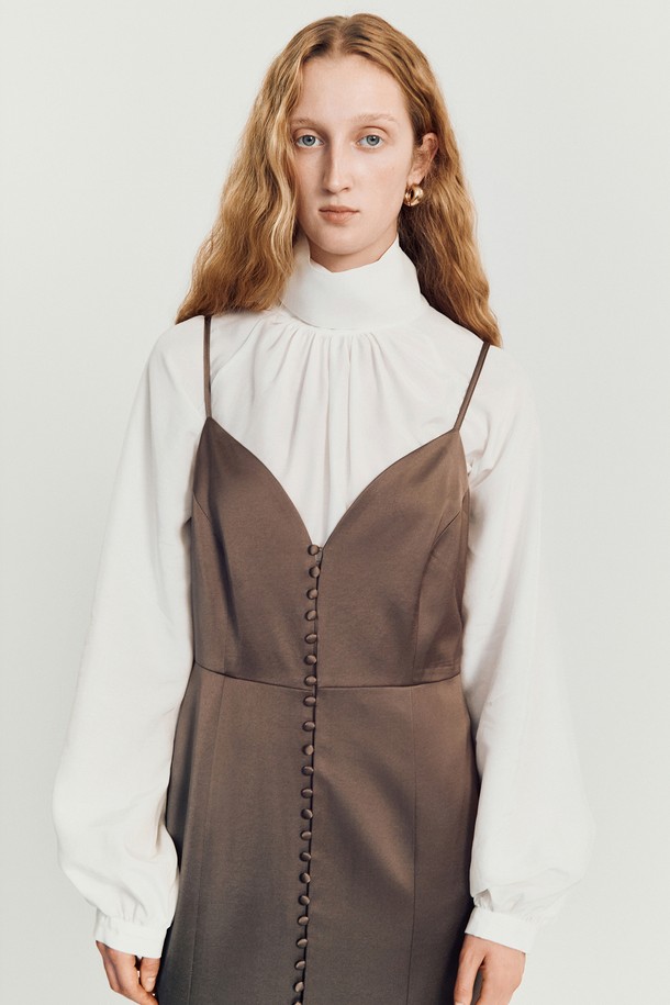 **놀라 슬립 드레스 _ 카키**

가을, 겨울에 어울리는 "놀라 슬립 드레스 _ 카키"는 엘레강스하면서도 미니멀한 스타일을 연출합니다. 부드러운 레이온, 폴리에스테르 혼방 소재로 제작되어 은은한 광택이 도는 플리츠 새틴의 고급스러운 촉감을 선사합니다. 스퀘어넥 디자인에 조절 가능한 어깨 스트랩, 사이드 지퍼, 커버 버튼 디테일, 안감으로 편안한 착용감을 더했습니다. 슬림핏 머메이드 라인으로 여성스러운 실루엣을 강조하며, 데이트룩, 모임룩, 연말 모임룩 등 다양한 TPO에 활용 가능합니다. 클래식, 미니멀, 시크한 스타일을 즐기는 분들께 추천합니다.
