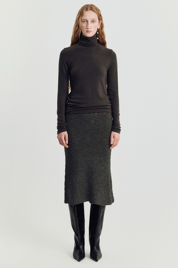 Shawble(쇼블) 트위드 스커트 _ 그레이는 가을, 겨울 시즌에 어울리는 여성용 미디 스커트입니다. 클래식하고 베이직한 H라인 핏으로, 톤 다운된 그레이 컬러와 트위드 소재 특유의 뻣뻣한 촉감이 특징입니다. 두꺼운 두께감으로 보온성을 높였으며, 밴딩 처리로 편안함을 더했습니다. 오피스룩, 모임룩, 데이트룩 등 다양한 TPO에 미니멀, 시크 스타일로 연출하기 좋습니다.
