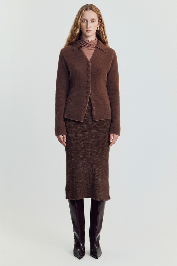 Shawble(쇼블) 트위드 스커트_브라운은 가을과 겨울, 당신의 클래식한 스타일을 완성해 줄 H라인 미디 스커트입니다. 뻣뻣한 촉감의 두꺼운 트위드 소재와 브라운 컬러, 트위드 패턴이 고급스러운 분위기를 자아냅니다. 오피스룩, 모임룩, 데이트룩 등 다양한 TPO에 활용 가능하며, 미니멀, 시크 스타일을 즐겨 입는 여성분들께 추천합니다. 세트 아이템으로도 활용할 수 있어, 더욱 다채로운 스타일링을 연출할 수 있습니다. 레귤러핏으로 제작되어 편안한 착용감을 선사합니다.
