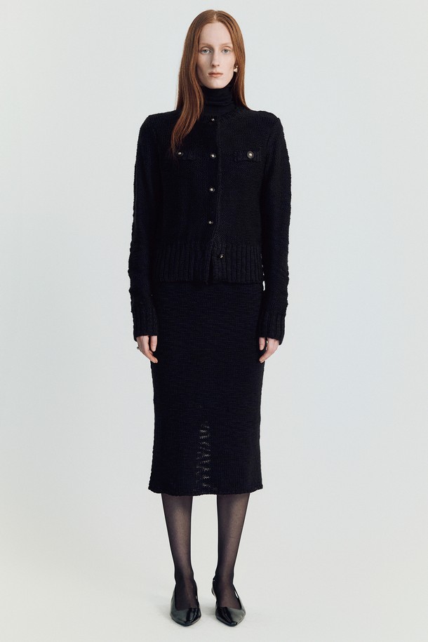 Shawble(쇼블) 트위드 니트는 여성스러운 실루엣을 연출하는 크롭 기장의 니트입니다. 울과 아크릴 혼방 소재로 제작되어 부드러운 촉감과 따뜻함을 선사하며, 가을, 겨울 시즌에 착용하기 좋습니다. 클래식한 디자인의 라운드넥과 긴 소매, 트위드 패턴이 특징이며, 플랩 포켓과 블랙 B로고 버튼 디테일로 포인트를 더했습니다. 레귤러핏으로 편안하게 착용 가능하며, 데이트룩, 모임룩, 겨울 데일리룩 등 다양한 TPO에 활용할 수 있습니다. 이너 또는 아우터로도 활용 가능한 실용적인 아이템입니다.
