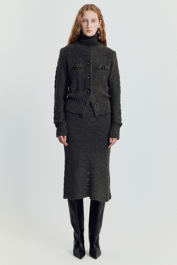 샤블 트위드 니트웨어 (그레이)는 울 30%와 아크릴 70% 혼방 소재로 제작된 여성용 니트/스웨터입니다. 클래식하고 미니멀한 스타일을 추구하는 분들께 적합하며, 겨울철 일상, 모임, 데이트룩에 활용하기 좋습니다. 크롭 기장의 라운드넥 디자인에 긴 소매, 트위드 패턴이 특징이며, 플랩 포켓과 B로고 블랙 버튼 디테일이 돋보입니다. 

이너 또는 아우터로 활용 가능하며, 두꺼운 두께감으로 뛰어난 보온성을 제공합니다.
