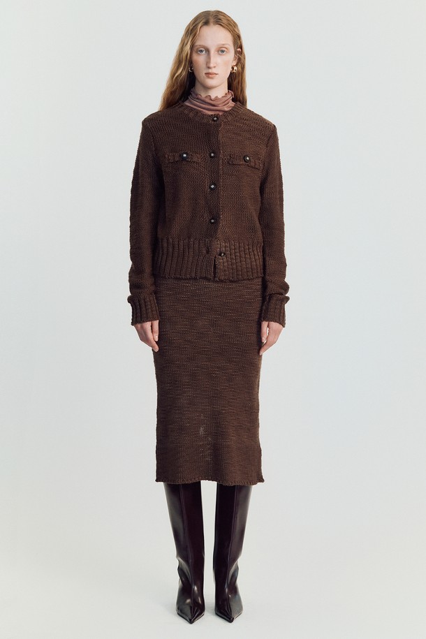 Shawble (쇼블) 트위드 니트 가디건_ 브라운은 여성용으로, 가을과 겨울에 착용하기 좋은 클래식 스타일의 크롭 기장 가디건입니다. 브라운, 그레이, 블랙 세 가지 색상으로 출시되었으며, 울과 아크릴 혼방의 두꺼운 트위드 소재로 제작되어 따뜻함을 더합니다. 라운드 넥에 긴 소매, 레귤러 핏으로 디자인되었으며, 플랩 포켓과 블랙 B 로고 버튼이 특징입니다. 데이트룩, 모임룩, 겨울 데일리룩 등 다양한 TPO에 맞춰 미니멀하고 세련된 스타일을 연출할 수 있습니다. 아우터와 이너로 모두 활용 가능하여 실용성 또한 뛰어납니다.
