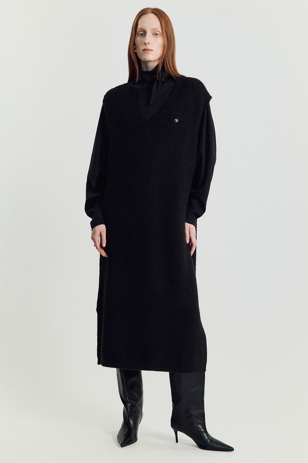 볼로디나 니트 롱 베스트 _ 블랙은 가을, 겨울 시즌에 어울리는 여성 의류입니다. 미니멀하고 베이직한 스타일로, 얇은 두께감의 부드러운 아크릴, 폴리에스테르, 나일론, 울 혼방 소재로 제작되어 편안한 착용감을 선사합니다. 롱 기장의 민소매 오버핏 디자인으로, V넥 라인과 사이드 슬릿, 드롭 숄더 디테일이 돋보입니다. 원피스로도 활용 가능하며, 미니멀 스티치 디테일이 특징인 데일리룩을 위한 완벽한 아이템입니다.
