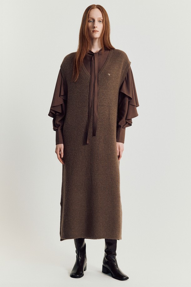 보.로디나 니트 롱 베스트 _ 브라운은 가을, 겨울 시즌에 활용하기 좋은 여성 니트 베스트입니다. 부드러운 촉감의 아크릴, 폴리에스터, 나일론, 울 혼방 소재로 제작되어 가볍고 따뜻하게 착용할 수 있습니다. 루즈핏에 브이넥 디자인으로, 미니멀하고 베이직한 스타일을 연출하며, 롱 기장과 사이드 슬릿, 드롭숄더 디테일이 특징입니다. 민소매 디자인으로 베스트 또는 드레스로도 활용 가능하며, 겨울 데일리룩에 따뜻함과 스타일을 더해줍니다.
