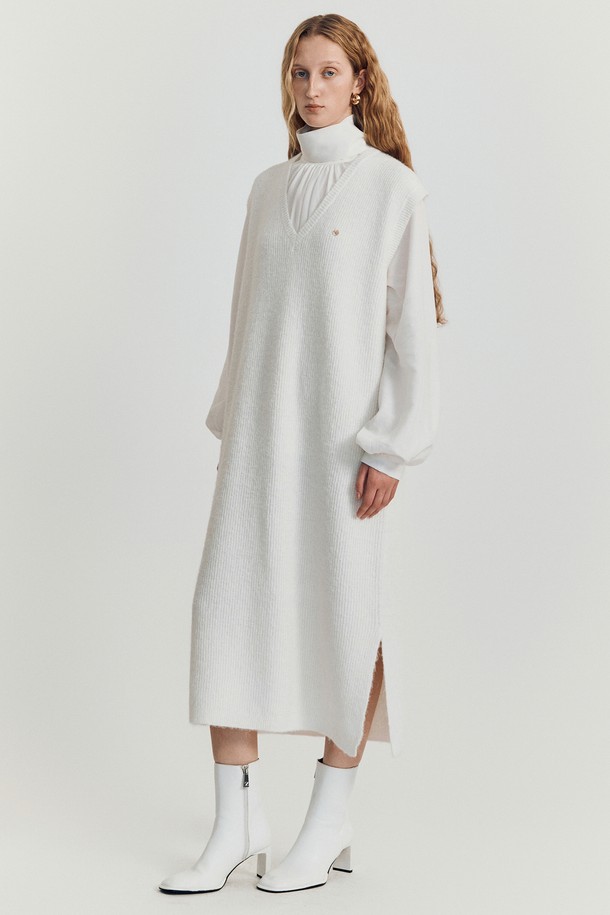 볼로디나 니트 롱 베스트 _ 아이보리 (Volodina Knit Long Vest _ Ivory)는 가을, 겨울에 착용하기 좋은 여성용 베스트입니다. 미니멀하고 베이직한 스타일로, 데이트룩과 겨울 데일리룩에 활용하기 좋습니다. 부드러운 촉감의 아크릴, 폴리에스테르, 나일론, 울 혼방 소재로 제작되었으며, 얇은 두께감과 롱 기장으로 다양한 스타일 연출이 가능합니다. 브이넥 디자인에 민소매이며, 루즈핏으로 편안하게 착용할 수 있습니다. 사이드 슬릿과 드롭 숄더 디테일, 미니멀 스티치가 특징이며, 드레스 또는 베스트로 활용할 수 있습니다.
