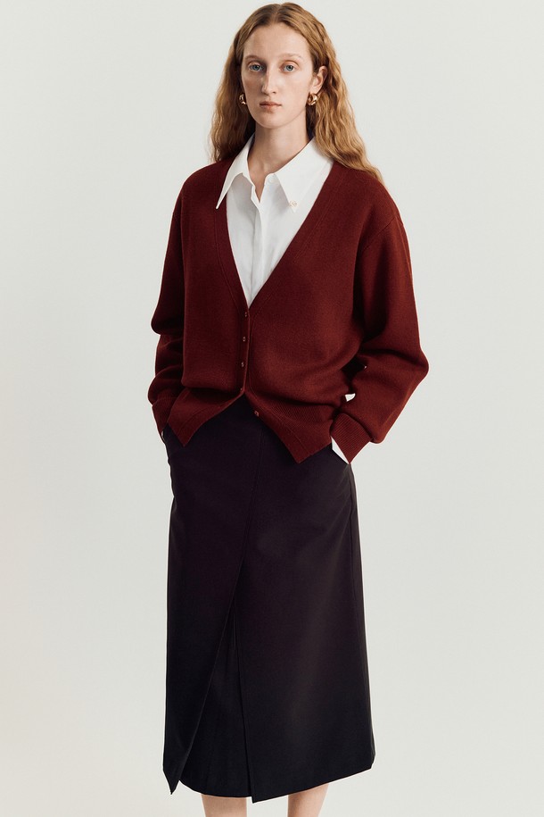 도르 울 카디건 _ 레드입니다. 부드러운 울 혼방 소재로 제작되어 가을, 겨울에 따뜻하게 착용할 수 있습니다. 릴랙스 핏과 드롭 숄더 디자인으로 편안한 착용감을 선사하며, 벌룬 소매 디테일이 여성스러운 분위기를 더합니다. 무지 & 케이블 패턴, V넥 디자인으로 다양한 스타일 연출이 가능하며, 히프를 덮는 기장으로 안정감을 줍니다. 데이트룩, 겨울 데일리룩 등 클래식하고 미니멀한 스타일을 연출해보세요.
