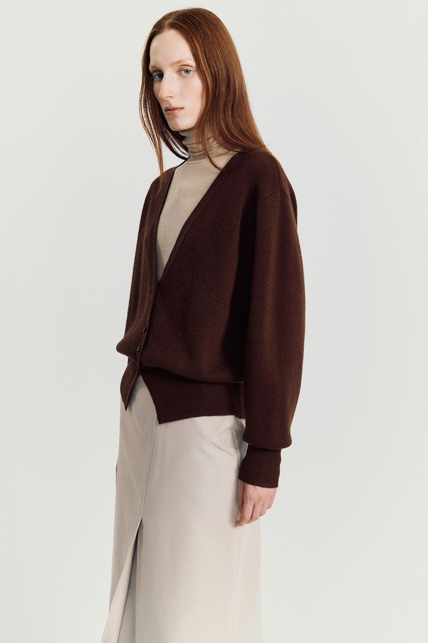 도르 울 카디건 _ 브라운은 여성 의류 상의 니트/스웨터입니다. 가을, 겨울에 어울리는 얇은 두께의 루즈핏 카디건으로, 브라운, 아이보리, 베이지, 레드 4가지 색상으로 출시되었습니다. 미니멀하고 우아한 스타일을 연출하며, 브이넥 디자인과 드롭 숄더, 벌룬 슬리브, 플리츠 커프스 디테일이 특징입니다. 울, 아크릴, 나일론 혼방 소재로 부드러운 촉감을 선사하며, 레이어링하여 다양한 스타일을 연출할 수 있습니다. 데이트룩, 카페룩, 겨울 데일리룩에 활용하기 좋은 아이템입니다.
