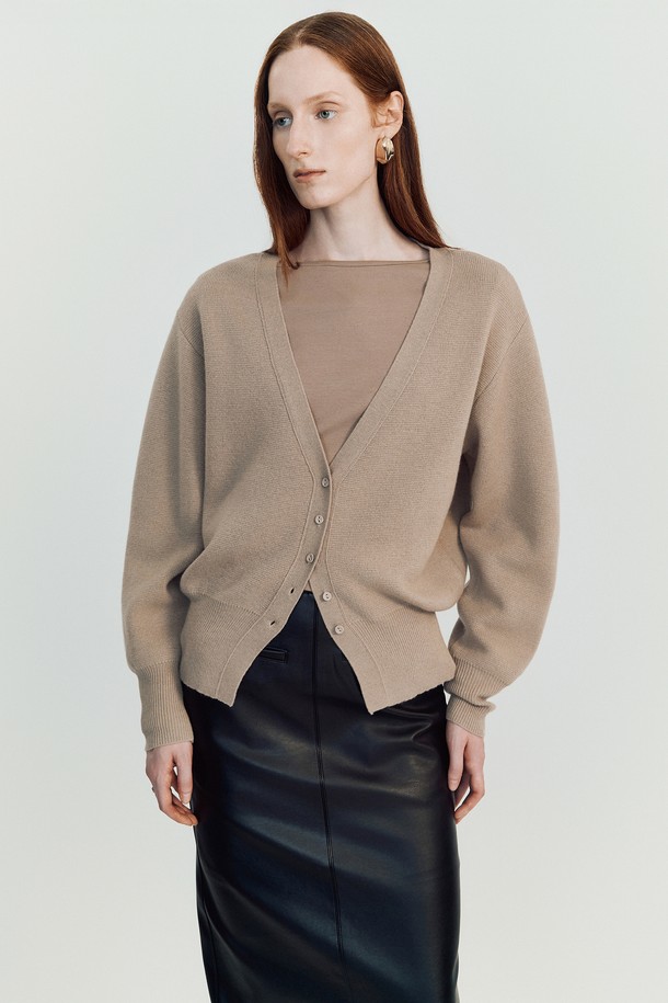 도르 울 가디건_ 베이지는 여성 고객을 위한 아우터로, 가을과 겨울에 착용하기 좋습니다. 부드러운 촉감의 울, 아크릴, 나일론 혼방 소재로 제작되었으며, 두께는 얇은 편입니다. 릴랙스핏에 드롭숄더, 벌룬 슬리브, 립 디테일 커프스, 힙을 덮는 기장으로 디자인되어 편안하면서도 스타일리시한 핏을 연출합니다. 베이직하고 미니멀한 스타일을 추구하며, 무지 패턴과 케이블 패턴 두 가지 디자인으로 만나볼 수 있습니다. 데이트룩, 카페룩, 겨울 데일리룩 등 다양한 TPO에 활용하기 좋으며, 클래식, 미니멀, 캐주얼 스타일을 즐기는 고객에게 추천합니다.
