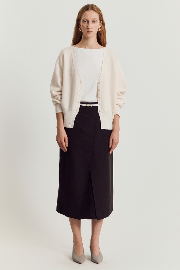 도르 울 가디건 _ 아이보리입니다. 부드러운 촉감의 울, 아크릴, 나일론 혼방 소재로 제작되어 가을, 겨울에 따뜻하게 착용하기 좋습니다. 얇은 두께감의 레귤러핏 라운드넥 가디건으로, 힙선 기장과 숄더 벌룬 소매, 커프스 디테일이 우아하고 클래식한 분위기를 더합니다. 아이보리, 베이지, 브라운, 레드 등 다양한 색상으로 출시되어 데일리룩, 카페룩 등 다양한 TPO에 활용 가능하며, 가디건 또는 이너로 활용하여 스타일리시함을 연출할 수 있습니다. 형태 유지력이 뛰어나 관리가 용이하며, 가볍게 착용할 수 있어 활동성이 좋습니다.
