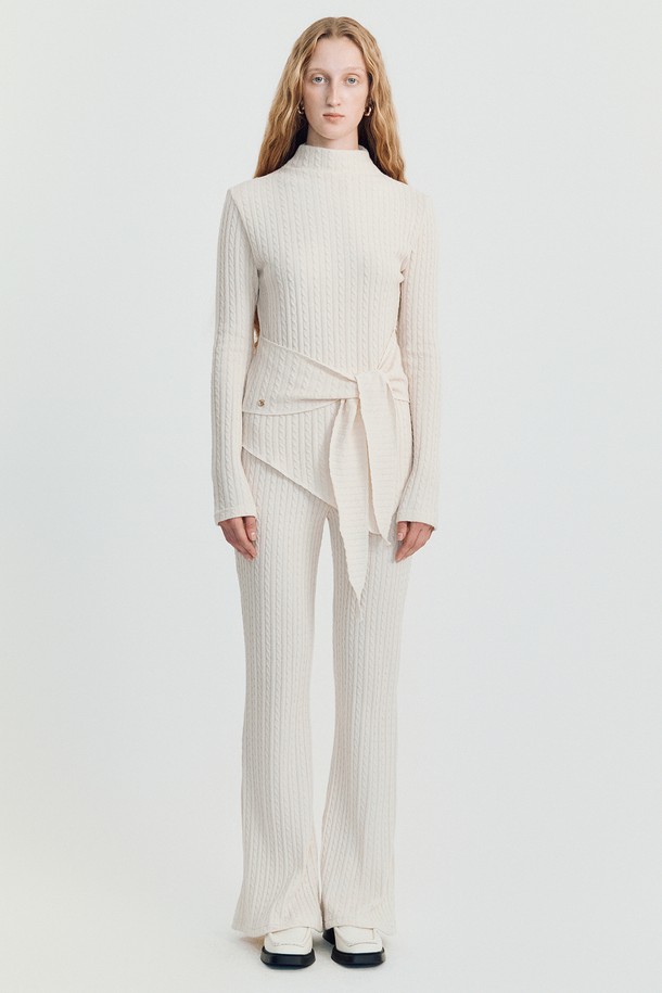 아로 라운지 니트 SET _ 베이지는 가을, 겨울 시즌을 위한 여성 의류입니다. 미니멀하고 베이직한 스타일로, 세미 터틀넥 디자인과 긴소매가 특징입니다. 부드러운 촉감의 아크릴, 나일론, 폴리에스테르 혼방 소재로 제작되었으며, 두꺼운 두께감으로 따뜻하게 착용할 수 있습니다. 허리 스트링으로 실루엣 조절이 가능하며, 슬림핏으로 여성스러운 라인을 연출합니다. 겨울 데일리룩, 카페룩, 데이트룩 등 다양한 TPO에 활용하기 좋습니다.
