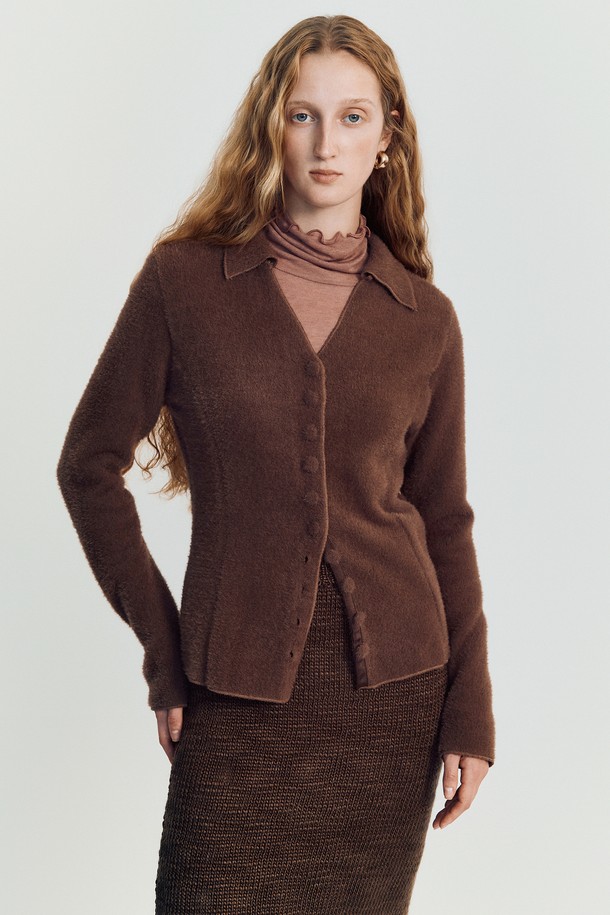 프림 울 카디건 세트 _ 브라운은 여성용 상의 니트/스웨터 카테고리에 속하는 제품입니다. 브라운, 아이보리, 베이지 색상으로 출시되었으며, 나일론, 텐셀, 울 혼방 소재로 제작되어 부드러운 촉감을 선사합니다. 레귤러핏과 긴소매, 칼라 네크라인 디자인이 특징이며, 가을/겨울 시즌 데이트룩, 오피스룩, 겨울 데일리룩에 적합합니다. 미니멀, 클래식 스타일을 추구하는 분들께 추천하며, 카디건 세트 구성으로 실용성을 더했습니다. 수트 스타일 솔기, 셀프 패브릭 바인딩, 헤어라인 스티칭, 롤드 헴 마감 디테일로 완성도를 높였습니다.
