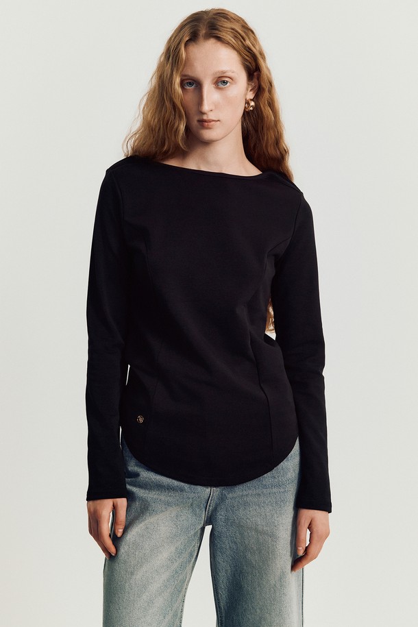 **바토 보트 넥 티셔츠 _ 블랙**

부드러운 촉감의 코튼 플리스 원단으로 제작된 바토 보트 넥 티셔츠입니다. 레귤러핏으로, 가을, 겨울 시즌 데일리룩에 적합합니다. 블랙, 화이트, 베이지 세 가지 색상으로 출시되었으며, 긴 소매와 두꺼운 두께감으로 따뜻함을 선사합니다. 보트넥 디자인으로 목선과 허리 라인을 더욱 돋보이게 하며, 미니멀, 클래식, 캐주얼 등 다양한 스타일 연출이 가능합니다. 면, 폴리에스테르, 스판덱스 혼방 소재로 제작되어 신축성 있는 착용감을 제공합니다.
