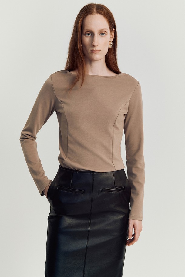 Batto 보트넥 티셔츠 _ 베이지는 여성 의류 상의로, 미니멀하고 베이직한 스타일을 추구하는 분들께 적합합니다. 면, 폴리에스테르, 스판덱스 혼방 소재로 제작되어 부드러운 촉감과 우수한 신축성을 자랑합니다. 보트넥 디자인과 레귤러핏으로 목선과 허리를 더욱 슬림하게 연출해 주며, 사계절 내내 다양한 옷과 레이어드하여 입을 수 있습니다. 데이트룩이나 카페룩으로 세련된 분위기를 연출해보세요. 베이지, 화이트, 블랙 세 가지 색상으로 출시되었습니다.
