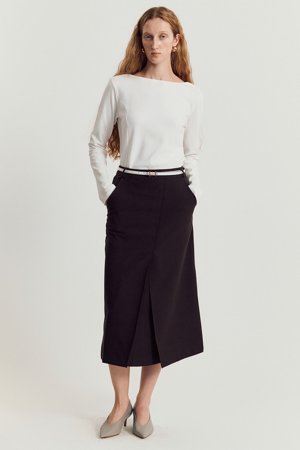 바토 보트넥 티셔츠 - White는 미니멀하고 베이직한 스타일의 여성 티셔츠입니다. 부드러운 촉감의 면, 폴리에스테르, 스판덱스 혼방 소재로 제작되어 사계절 내내 착용 가능하며, 얇은 두께감으로 편안함을 더했습니다. 보트넥 디자인과 레귤러핏으로 세련된 실루엣을 연출하며, 신축성 있는 소재와 대각선 절개 라인이 특징입니다. 데이트룩이나 카페룩에 잘 어울리며, 깔끔한 마감 처리로 완성도를 높였습니다. 긴 소매 기장의 플리츠 패턴 티셔츠로, 다양한 스타일에 활용하기 좋습니다.
