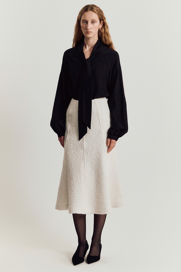 레이라 타이 블라우스 (Leila Tie Blouse) _ 블랙은 부드러운 모달과 비스코스 혼방 소재로 제작되어 실키한 광택감과 뛰어난 드레이프성을 자랑합니다. 하프넥 또는 리본넥으로 연출 가능한 리버서블 디자인과 벌룬 소매, A라인 실루엣이 우아하고 여성스러운 분위기를 더합니다. 데일리룩, 포멀한 자리 모두 잘 어울리며, 봄, 가을 시즌에 활용하기 좋은 얇은 두께감의 긴소매 블라우스입니다. 오피스룩, 모임룩, 소개팅룩 등 다양한 TPO에 맞춰 클래식, 미니멀, 로맨틱 스타일을 연출해보세요. 블랙과 아이보리 두 가지 컬러로 만나보실 수 있습니다.
