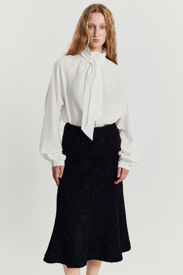 레이라 타이 블라우스 _ 아이보리(Leila Tie Blouse _ Ivory)는 부드러운 모달과 비스코스 혼방 소재로 제작되어 실키한 광택과 고급스러운 촉감을 선사합니다. 하이넥 또는 타이넥으로 연출 가능한 리버서블 디자인으로, A라인 실루엣과 벌룬 소매가 여성스러운 분위기를 더합니다. 포멀한 오피스룩부터 모임룩, 소개팅룩까지 폭넓게 활용할 수 있으며, 클래식하고 미니멀한 스타일을 연출하기 좋습니다. 계절에 구애받지 않고 사계절 내내 착용 가능하며, 루즈핏으로 편안하게 즐길 수 있습니다. 아이보리, 블랙 두 가지 컬러로 만나보세요.
