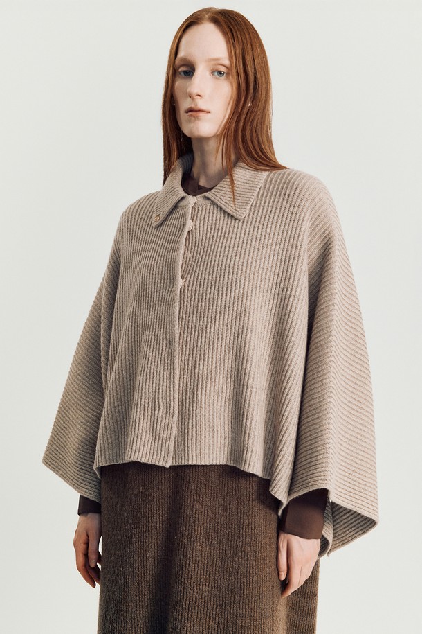 로디 케이프 니트 재킷_ 베이지는 울과 나일론 혼방 소재의 여성용 케이프입니다. 부드러운 촉감과 두꺼운 두께로 가을, 겨울에 따뜻하게 착용할 수 있으며, 하이 울 함량으로 고급스러운 분위기를 더합니다. 베이지, 아이보리, 브라운, 블랙 등 다양한 색상으로 출시되었으며, 루즈핏 디자인과 톤온톤 배색으로 우아하고 미니멀한 스타일을 연출합니다. 어깨를 자연스럽게 감싸는 테이프 형태의 실루엣으로 코트나 카디건 위에 레이어드하여 활용할 수 있습니다. 데일리룩, 모임룩, 데이트룩 등 다양한 TPO에 클래식, 미니멀, 시크한 스타일을 더해보세요.
