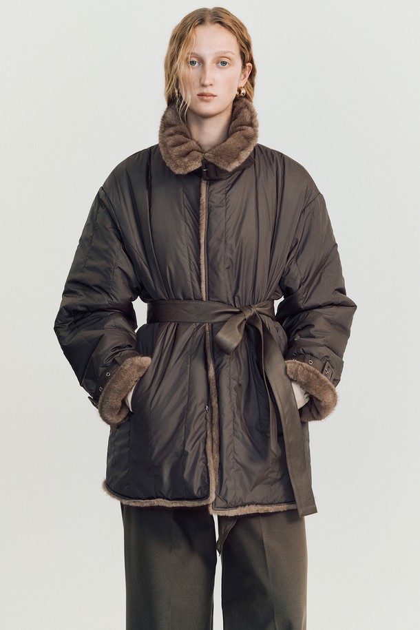 시칠리안 리버시블 퍼 재킷 _ 브라운은 여성스러운 매력을 강조하는 겨울철 필수 아이템입니다. 브라운과 아이보리 컬러의 양면 착용이 가능하며, 한쪽 면은 부드러운 퍼 소재, 다른 쪽 면은 퀼팅 처리되어 다양한 스타일을 연출할 수 있습니다. 슬림핏 디자인에 허리 벨트 디테일로 여성스러운 실루엣을 완성하며, 소매 벨트는 탈부착이 가능합니다. 클래식하고 시크한 무드로 데이트룩, 겨울 데일리룩, 모임룩 등 폭넓게 활용해보세요.
