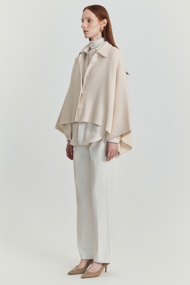 패스 크림 진 (pass cream jeans)은 Letters from her Winter Collection FW25의 여성용 데님 팬츠입니다. 미니멀하고 클래식한 스타일로, 겨울철 데일리룩에 적합합니다. 부드러운 촉감의 면 소재로 제작되었으며, 전통적인 데님 텍스처와 내구성을 갖춘 것이 특징입니다. 크림 컬러의 무지 디자인에 스트레이트 핏으로, 어떤 상의와도 잘 어울립니다. 두꺼운 두께감으로 겨울철에도 따뜻하게 착용할 수 있습니다.
