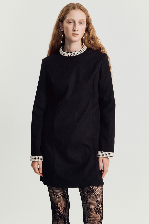 플라빈 펄 드레스 블랙은 여성스러운 매력을 강조하는 미니 원피스입니다. 라운드넥에 긴소매, A라인 핏으로 엘레강스하고 미니멀한 스타일을 연출합니다. 부드러운 폴리에스테르 소재로 제작되었으며, 얇지만 어깨 패드와 신축성 있는 안감, 주름 방지 원단이 더해져 편안한 착용감을 선사합니다. 진주 장식이 포인트로, 오피스룩, 모임룩, 소개팅룩 등 다양한 TPO에 활용 가능합니다. 클래식하고 미니멀한 디자인으로, 봄, 가을에 즐겨 입기 좋습니다.
