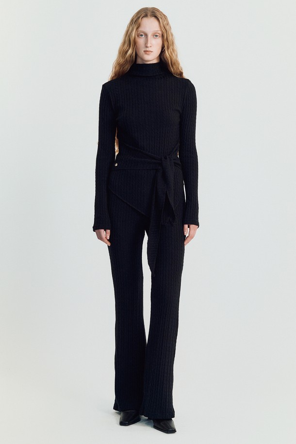 아로 라운지 니트 _ 블랙은 미니멀하고 베이직한 스타일의 여성용 니트/스웨터입니다. 가을과 겨울에 어울리는 두꺼운 두께감의 터틀넥으로, 부드러운 촉감과 골지 무늬가 특징입니다. 레귤러핏으로 편안하게 착용 가능하며, 긴 소매 기장으로 따뜻함을 더합니다. 집콕룩으로 활용하기 좋으며, 일상복으로도 손색없는 아이템입니다.
