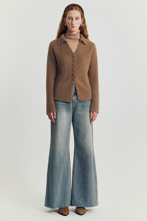 베이직하고 미니멀한 스타일의 여성용 "프림 울 카디건" 니트웨어입니다. 부드러운 촉감의 울 소재로 제작되어 가을, 겨울 시즌에 따뜻하게 착용할 수 있습니다. 라운드넥에 레귤러핏으로 편안하게 떨어지는 핏이며, 크롭 기장으로 세련된 느낌을 더했습니다. 긴 소매에 무지 패턴, 버튼 여밈 방식의 카디건 스타일로 출근룩, 모임룩 등 다양한 TPO에 활용 가능합니다. 클래식, 미니멀, 캐주얼 스타일을 즐기는 분들께 추천합니다.
