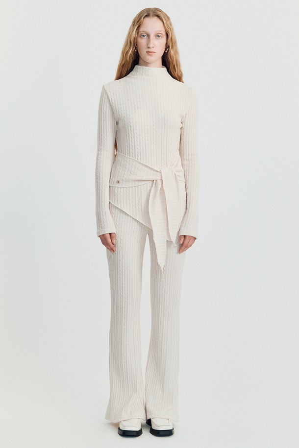 "Arro Lounge Knit" 베이지 니트는 여성 의류로, 가을과 겨울에 착용하기 좋은 두꺼운 두께감의 하프넥 골지 니트 스웨터입니다. 미니멀하고 베이직한 스타일을 추구하는 분들께 적합하며, 부드러운 촉감과 긴 소매 기장이 편안한 착용감을 선사합니다. 레귤러핏으로 제작되었으며, 리본 디테일이 포인트로 더해져 여성스러운 분위기를 연출합니다. 일상복으로 활용하기 좋으며, 다양한 하의와 매치하여 클래식한 룩을 완성할 수 있습니다.
