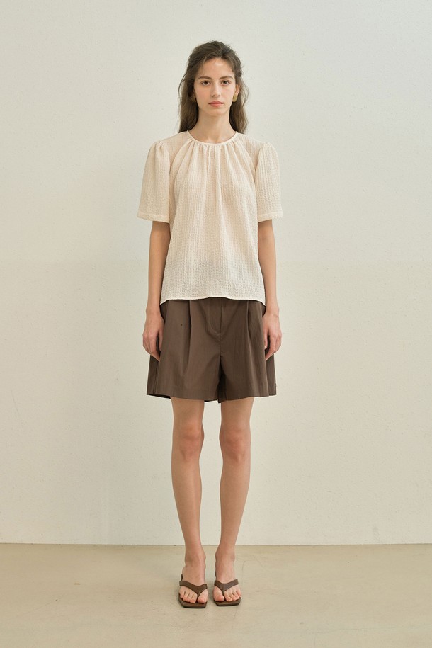 Orr(오르) 블라우스 _ 베이지는 여성스러운 무드를 연출하는 블라우스입니다. 부드러운 촉감의 폴리에스테르와 스판덱스 혼방 소재로 제작되어 편안한 착용감을 선사합니다. 라운드넥에 반소매 기장, 텍스처드 패턴으로 디자인되었으며, 얇은 두께감으로 봄, 여름에 시원하게 입을 수 있습니다. 앞면의 여성스러운 네크라인 디테일과 숄더 디자인이 특징이며, 뒷목 히든 후크 여밈으로 깔끔하게 마무리되었습니다. 레귤러핏으로 데이트룩, 오피스룩 등 다양한 TPO에 클래식하고 미니멀한 스타일을 연출할 수 있습니다.
