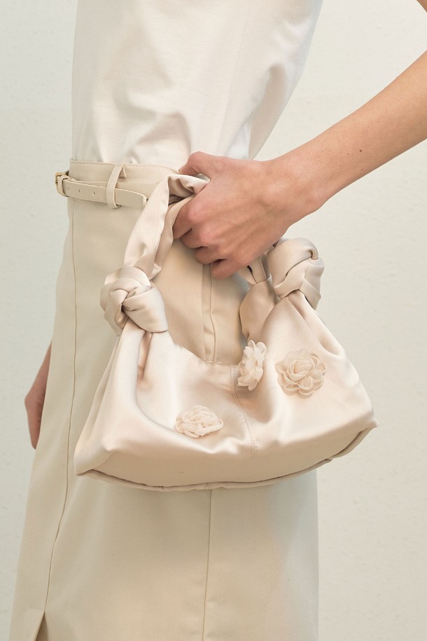 몰 로즈 백 (베이지)는 여성스러운 플라워 패턴과 심플한 디자인이 돋보이는 미니백입니다. 베이지와 블랙 두 가지 색상으로 출시되어 데이트룩, 쇼핑룩 등 다양한 스타일에 매치하기 좋습니다. 폴리 소재로 제작되었으며, 슬러치 스타일과 숨겨진 마그네틱 잠금장치로 편안함과 실용성을 더했습니다. 미니멀, 걸리시, 클래식 스타일을 즐겨 입는 분들께 추천하며, 일상에서 가볍게 들고 다니기 좋은 아이템입니다. 깔끔하고 세련된 디자인으로 어떤 옷차림에도 잘 어울립니다.
