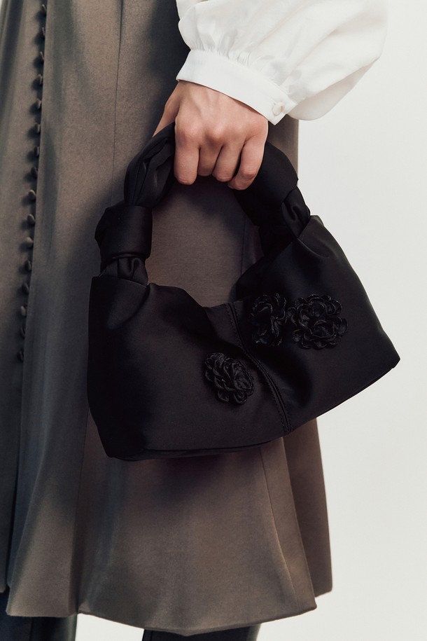 Mole rose bag (모울 로즈 백) _ Black은 Letters from her Winter Collection FW25 컬렉션의 여성용 미니백입니다. 블랙 색상의 폴리에스터 소재로 제작되었으며, 사각 형태에 플로럴 장식이 더해져 로맨틱한 분위기를 자아냅니다. 섬세한 미적 디자인과 깔끔한 클로징, 시적인 실루엣이 특징이며, 마그네틱형 잠금 방식으로 편의성을 높였습니다. 데이트룩, 모임룩, 카페룩 등 다양한 TPO에 클래식, 로맨틱, 미니멀 스타일로 연출하기 좋습니다.
