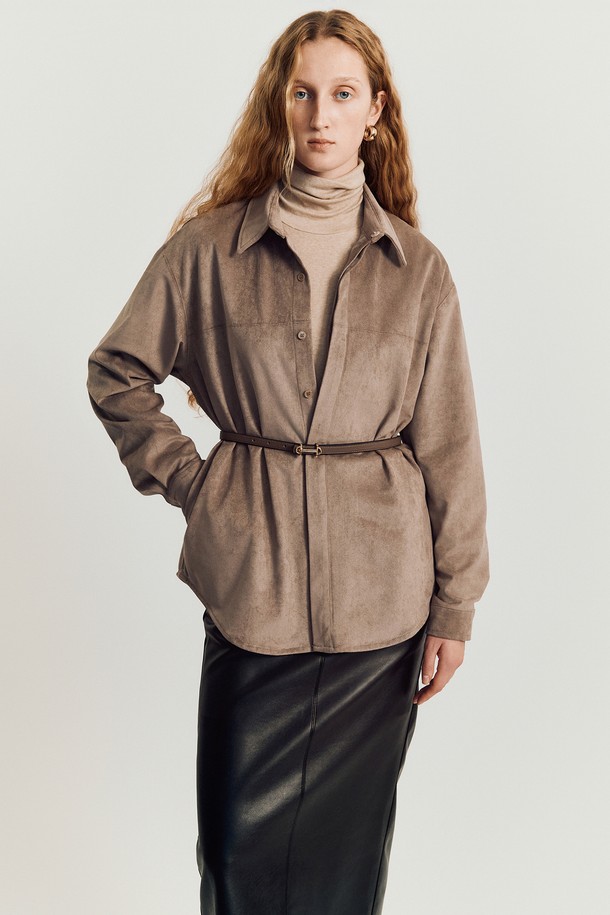 레나 울 터틀넥 티셔츠 _ 베이지는 가을, 겨울에 어울리는 여성용 터틀넥 티셔츠입니다. 부드러운 울 소재로 제작되어 뛰어난 착용감과 보온성을 제공하며, 슬림핏 디자인으로 미니멀하고 세련된 스타일을 연출합니다. 베이지 색상의 무지 디자인은 다양한 하의와 레이어드하여 클래식, 캐주얼, 미니멀 무드를 연출하기 좋습니다. 신축성이 있어 활동성이 편안하며, 두꺼운 두께감으로 겨울철에도 따뜻하게 입을 수 있습니다. 겨울 데일리룩, 카페룩, 출근룩 등 다양한 TPO에 활용할 수 있습니다.
