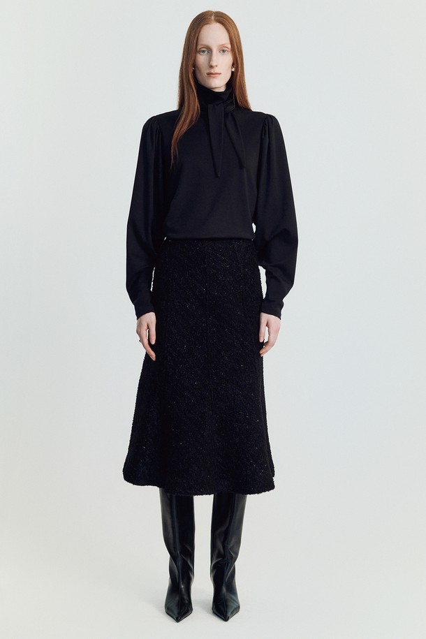 Linge(린지) 타이 티셔츠 _ 블랙은 우아하고 세련된 스타일을 연출하는 여성용 타이 티셔츠입니다. 부드러운 면과 텐셀 혼방 소재로 제작되어 편안한 착용감을 선사하며, 사계절 내내 활용 가능합니다. 하이넥 또는 리본 타이 디자인과 슬림핏 실루엣으로 여성스러움을 강조하며, 퍼프 숄더 디테일이 우아한 무드를 더합니다. 은은하게 빛나는 블랙 컬러에 슬림한 핏으로 어떤 하의와도 잘 어울리며, 데이트룩, 오피스룩, 모임룩 등 다양한 TPO에 활용할 수 있습니다. 필링 방지 원단으로 제작되어 오래도록 깔끔하게 착용 가능하며, 클래식, 미니멀, 로맨틱 스타일을 즐기는 분들께 추천합니다.
