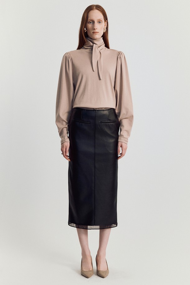 린지 타이 티셔츠 _ 베이지는 여성스러운 무드를 연출하는 슬림핏 긴소매 티셔츠입니다. 부드러운 면과 텐셀 혼방 소재로 제작되어 편안한 착용감을 선사하며, 하이넥 또는 리본 타이로 연출 가능한 넥 라인이 특징입니다. 은은한 베이지 컬러에 퍼프 숄더와 리본 타이 디테일이 더해져 우아하고 미니멀한 스타일을 완성합니다. 데이트룩, 모임룩, 카페룩 등 다양한 TPO에 활용 가능하며, 클래식, 미니멀, 로맨틱 스타일을 즐기는 분들께 추천합니다.
