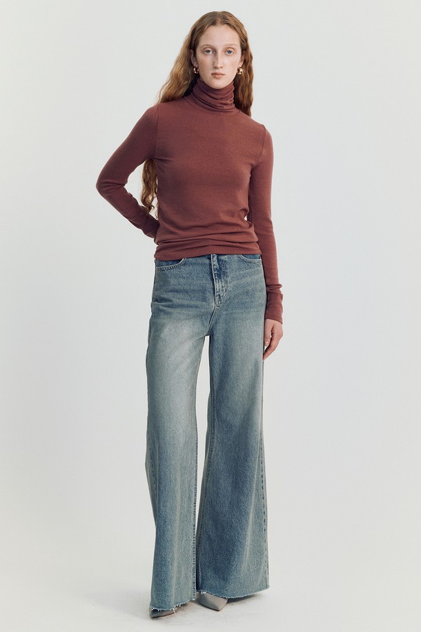 바스코 데님 팬츠 _ 블루는 미니멀하고 클래식한 스타일을 선호하는 여성 고객을 위한 데님 팬츠입니다. 짙은 다크 블루 컬러의 무지 디자인으로, 가을과 겨울에 두께감 있는 소재로 따뜻하게 착용할 수 있습니다. 와이드 부츠컷 실루엣과 백 슬릿 디테일이 특징이며, 루즈핏으로 편안한 착용감을 선사합니다. 일상복으로 활용하기 좋은, 뻣뻣한 촉감의 데님과 면 혼방 소재로 제작되었습니다.
