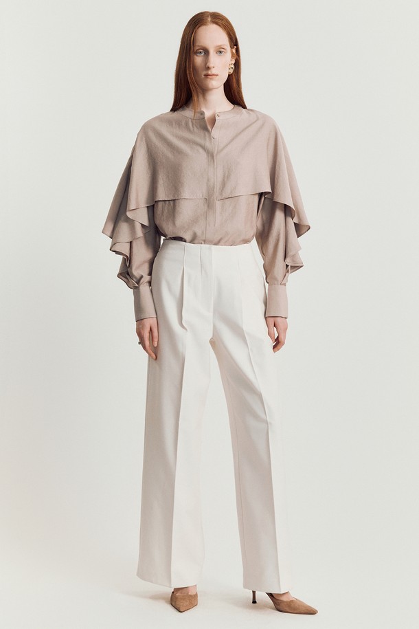 피트 울 슬랙스 (아이보리)는 여성용 슬랙스로, 겨울철 따뜻하게 착용할 수 있는 두꺼운 두께감의 와이드핏 긴바지입니다. 부드러운 촉감의 폴리에스테르 소재에 기모 안감을 더해 포근함을 선사하며, 하이웨스트 디자인과 앞주름 디테일이 다리 라인을 보정해 줍니다. 뒷밴딩과 버클 장식으로 편안함과 스타일을 동시에 잡았으며, 클래식, 미니멀, 시크한 스타일을 연출하기에 좋습니다. 겨울 데일리룩, 오피스룩, 모임룩 등 다양한 TPO에 활용할 수 있는 활용도 높은 아이템입니다.
