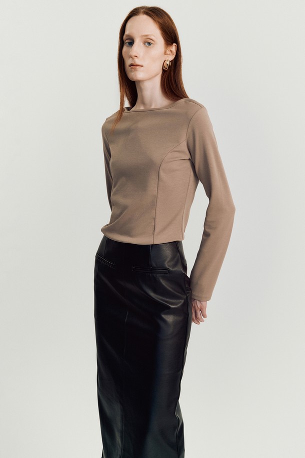 노비 레더 스커트 _ 블랙은 미니멀하고 모던한 스타일을 추구하는 여성들을 위한 미디 스커트입니다. 부드러운 촉감의 프리미엄 합성가죽 소재에 슬림핏 H라인으로, 세련된 실루엣을 연출합니다. 가을, 겨울 시즌에 어울리며, 세로 심라인 디자인과 레이어드 밑단 디테일이 특징입니다. 스크래치 방지 내구성을 갖춰 오랫동안 변함없이 착용 가능하며, 뒷면 실버 지퍼로 포인트를 더했습니다. 데이트룩, 오피스룩, 겨울 데일리룩 등 다양한 TPO에 활용하여 시크하고 클래식한 스타일을 완성해보세요.
